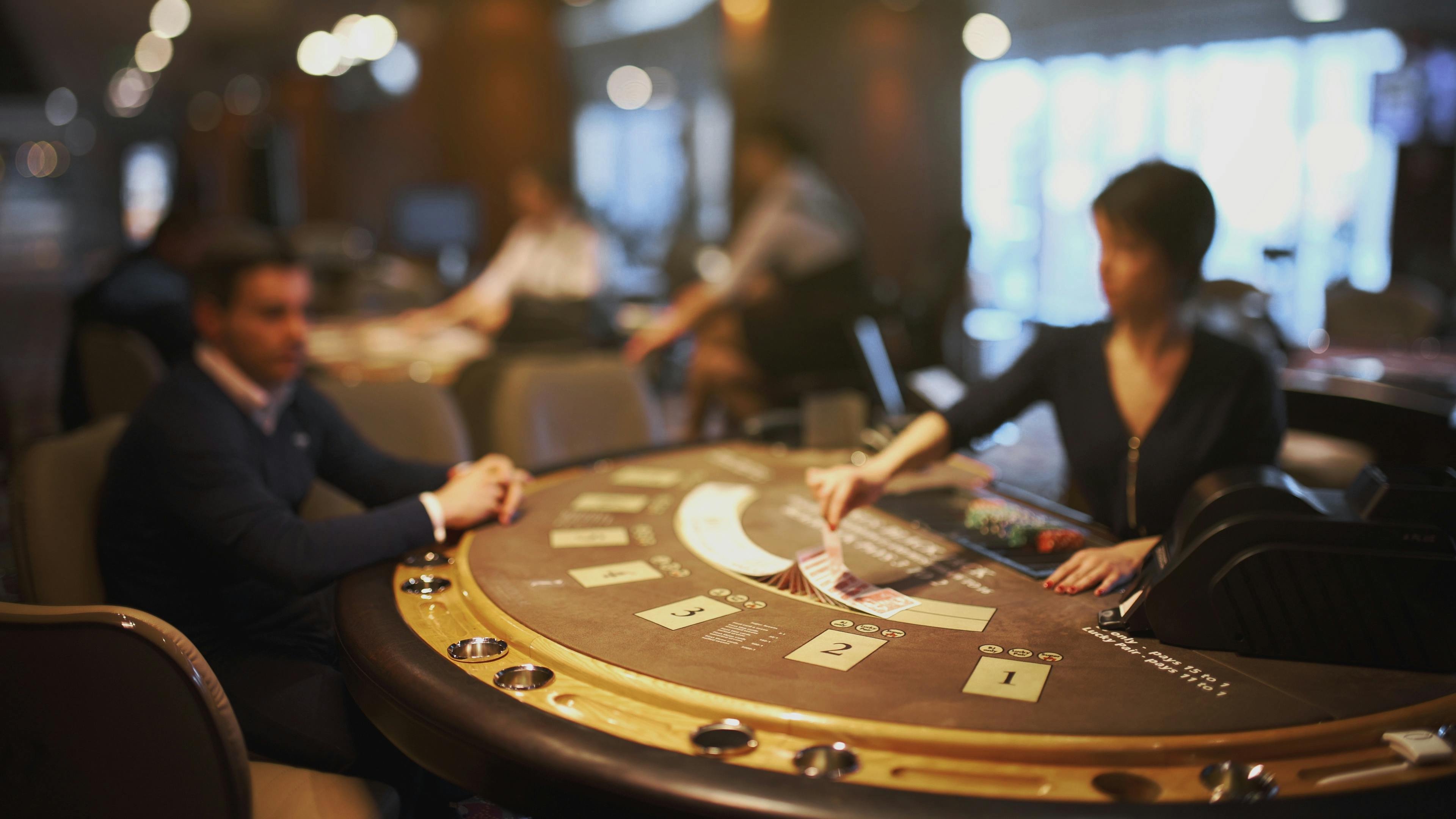ur666 စလော့ဂိမ်း Jackpot ဆုကြေးများ တောက်ပနေသော casino slot machine မြင်ကွင်း